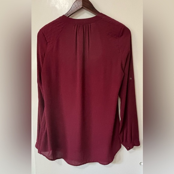 Le Château| Chic Burgundy V-Neck Blouse w/Quilted Shoulder Patches Sz M - Picture 5 of 5